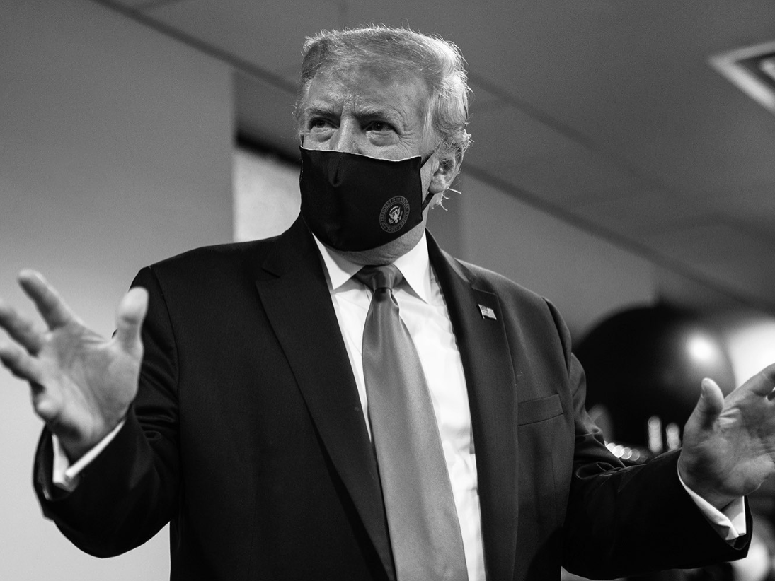 Donald Trump s rúškom na tvári
