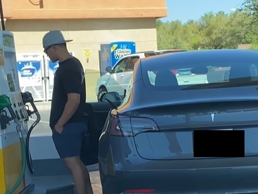 Do elektromobilu chcel natankovať benzín