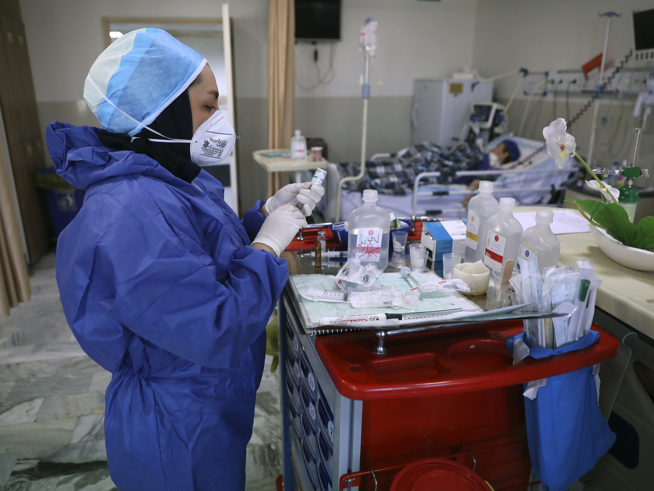Zdravotná sestra pripravuje lieky pre pacientov s COVID-19 v nemocnici Shohadaye Tajrish v Teheráne