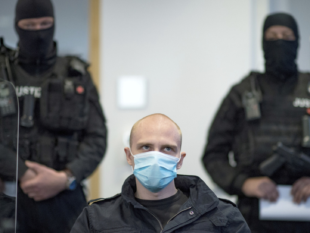 Obžalovaný Stephan Ballietis sedí v súdnej sieni 21. júla 2020 v nemeckom Magdeburgu