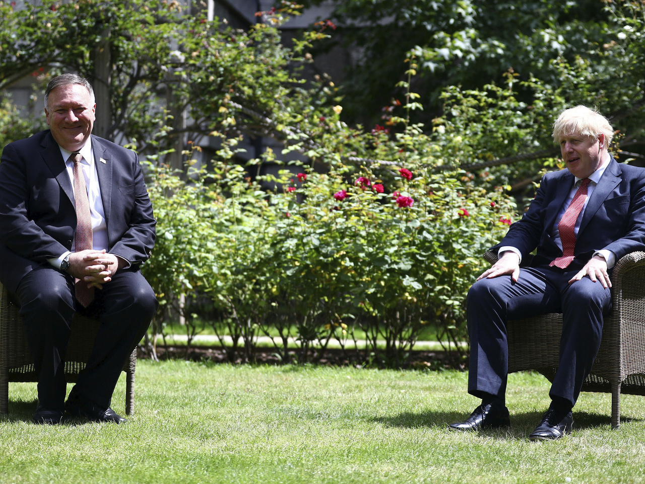 Na snímke zľava americký minister zahraničných vecí Mike Pompeo a britský premiér Boris Johnson počas stretnutia na Downing Street 10 v Londýne