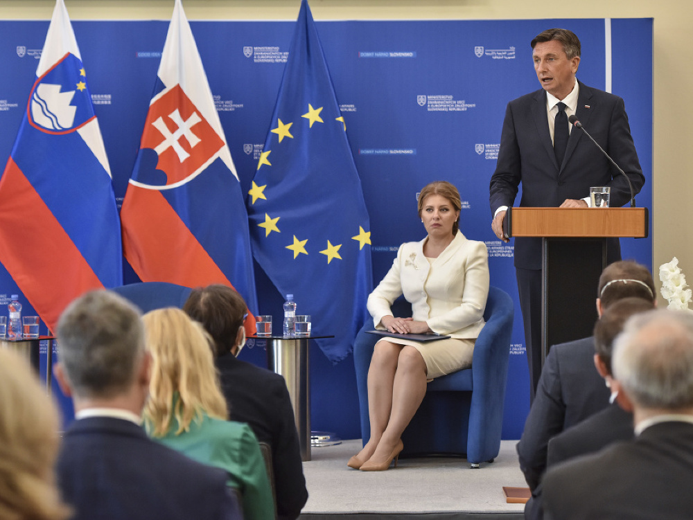 Na snímke sprava slovinský prezident Borut Pahor a slovenská prezidentka Zuzana Čaputová počas otvorenia slovensko-slovinského biznis fóra 