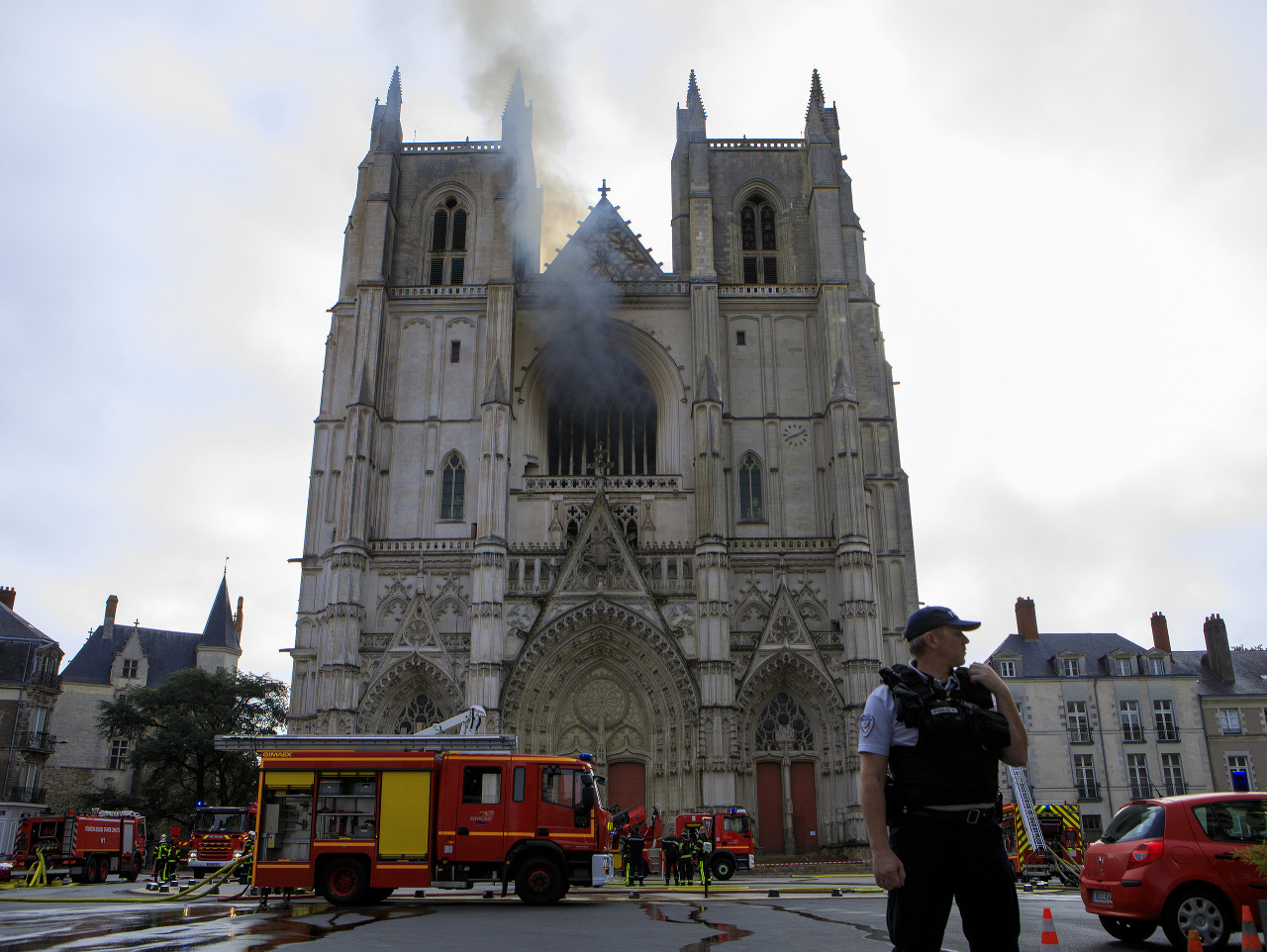 V Katedrále svätého Petra a svätého Pavla v Nantes požiar zničil organ z roku 1621, ktorý prežil aj francúzsku revolúciu a bombardovanie počas druhej svetovej vojny.
