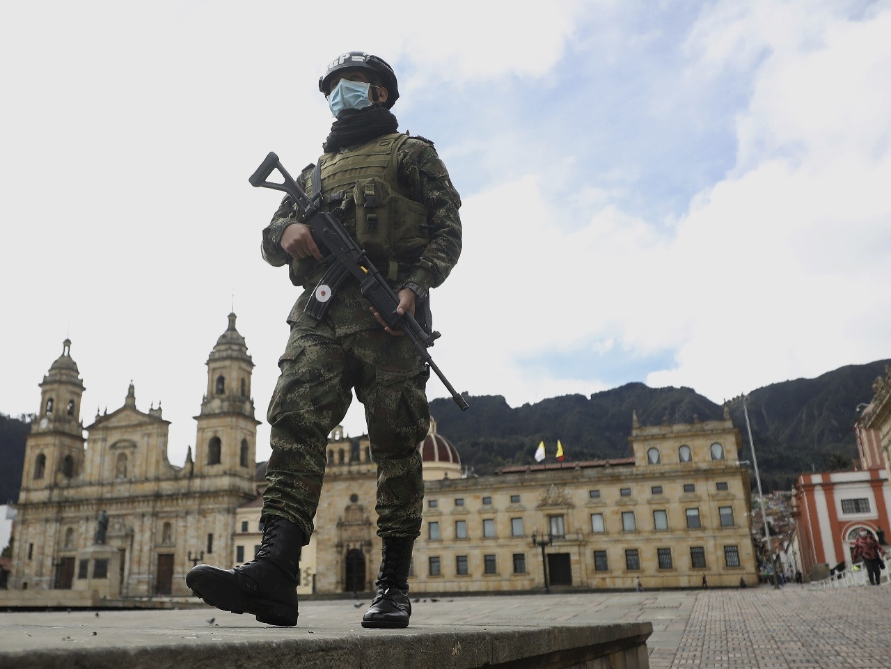Vojak, ktorý má ochrannú masku, kráča na Bolivarovom námestí v Bogote v Kolumbii v utorok 21. júla 2020, Ilustračné foto