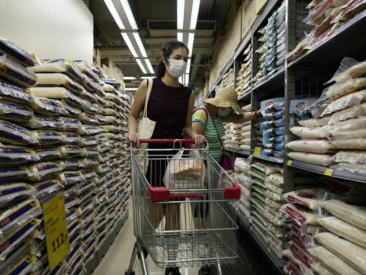 Zákazníčka nakupuje v obchode v Hongkongu s rúškom na tvári