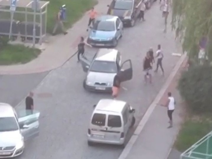 Na ulici v Jablonci nad Nisou sa pobilo tridsať ľudí.