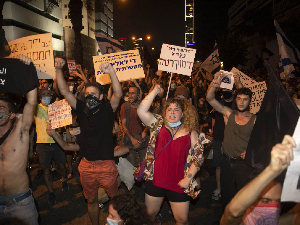 Tisíce Izraelčanov sa zišli na demonštráciách proti premiérovi Benjaminovi Netanjahuovi.
