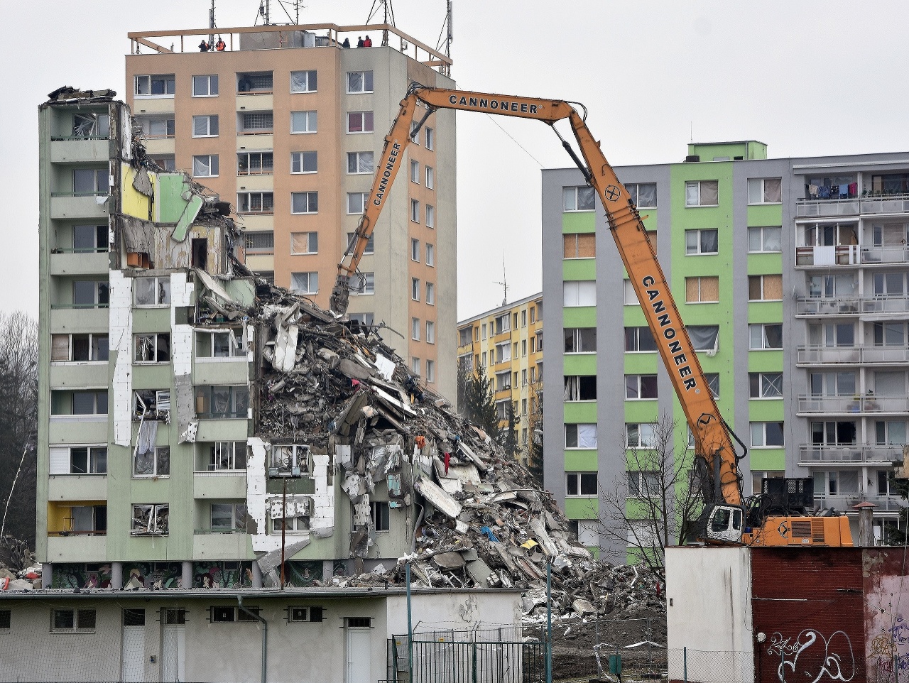 Tretí deň demolácie bytovky na Mukačevskej ulici v Prešove.