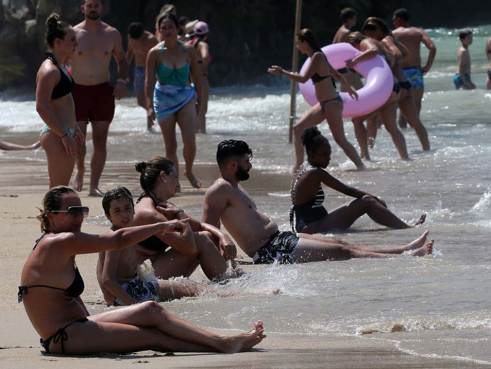  Ľudia na pláži vo francúzskom meste Biarritz,