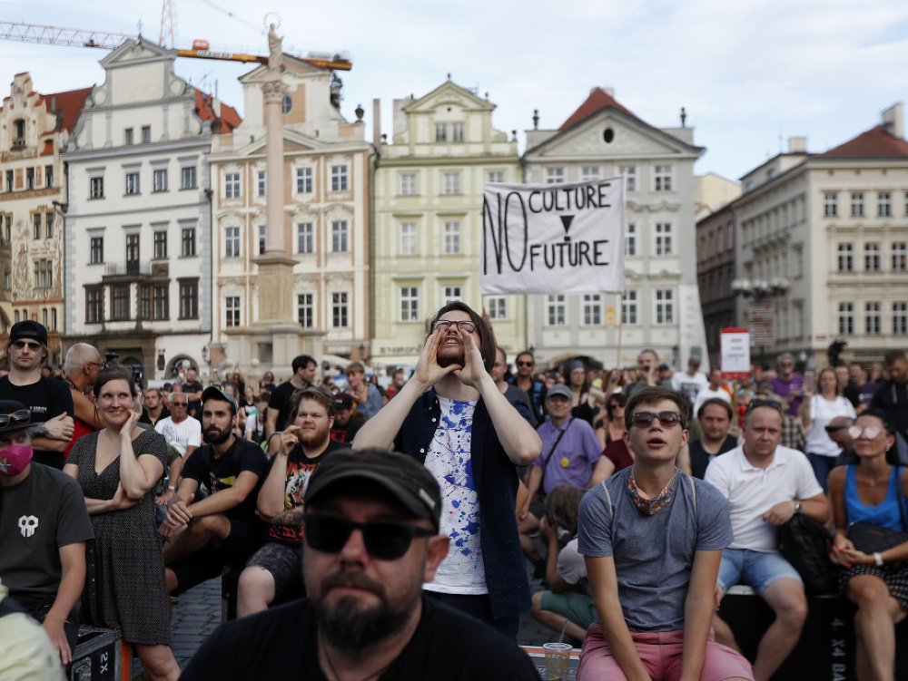 Českí hudobníci sa zišli na Staromestskom námestí v Prahe, aby vyjadrili nesúhlas s krokmi vlády, ktoré počas pandémie nového koronavírusu postihli hudobný priemysel.