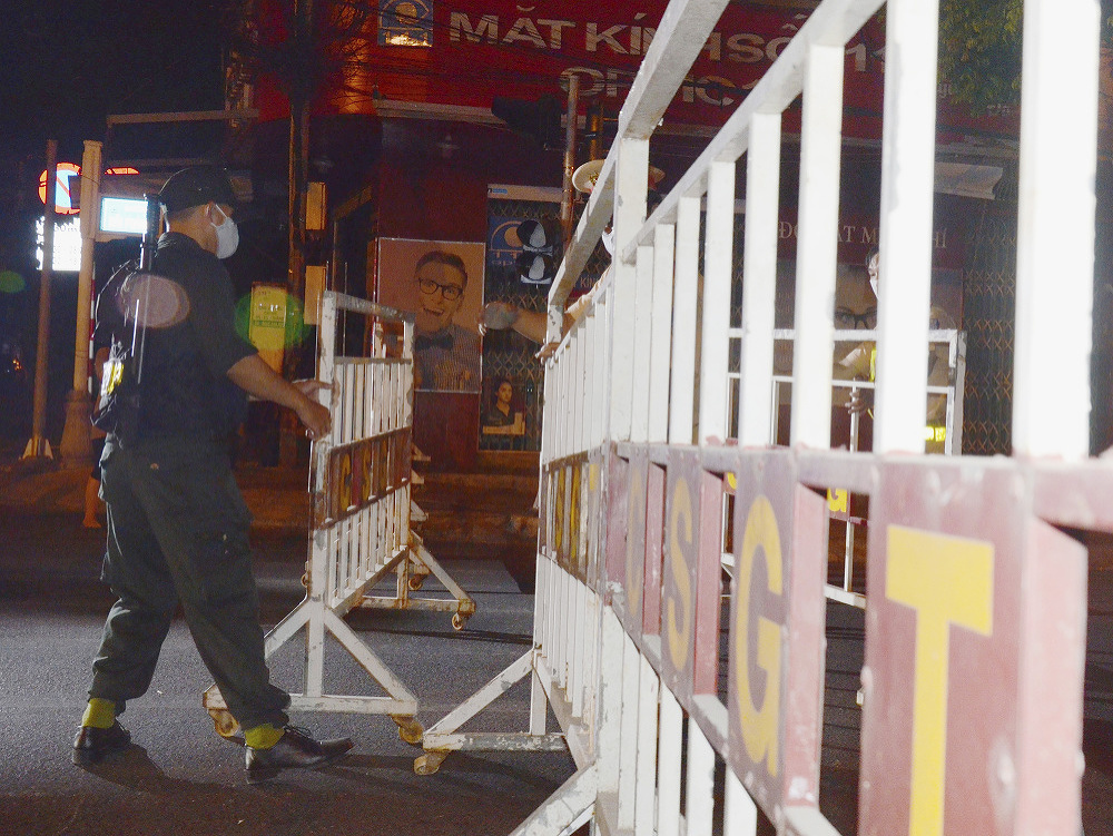 Bezpečnostný pracovník stavia barikády vo vietnamskom meste Danang.