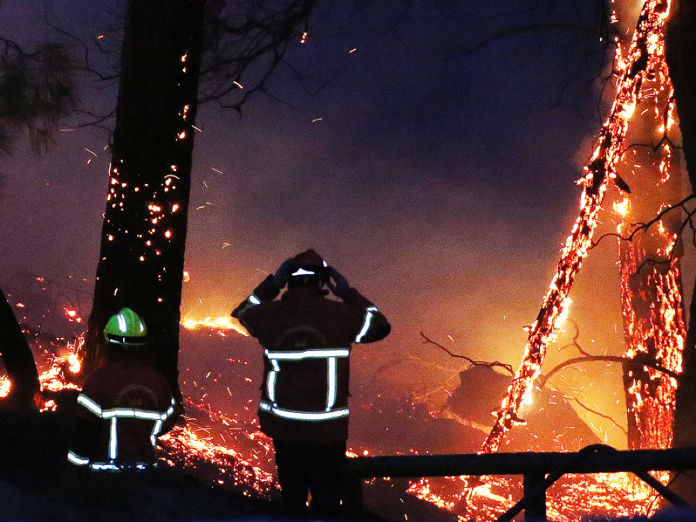 Lesný požiar v letovisku surferov donútil 100 ľudí evakuovať sa.