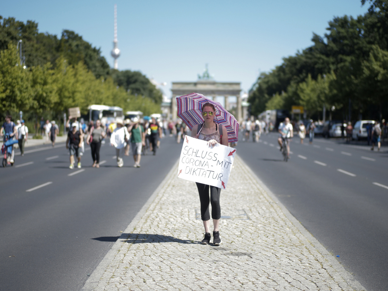 Demonštrantka drží transparent s nápisom Koniec koronavírusovej diktatúre na proteste proti reštrikciám zavedeným nemeckou vládou za účelom zastaviť šírenie koronavírusovej pandémie