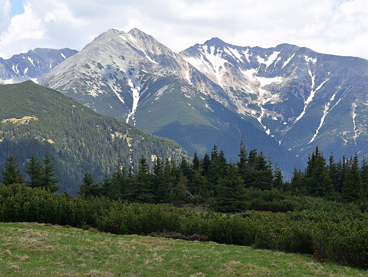 Na snímke pohľad na Roháče v Západných Tatrách z vrchu Babky vo Vysokých Tatrách