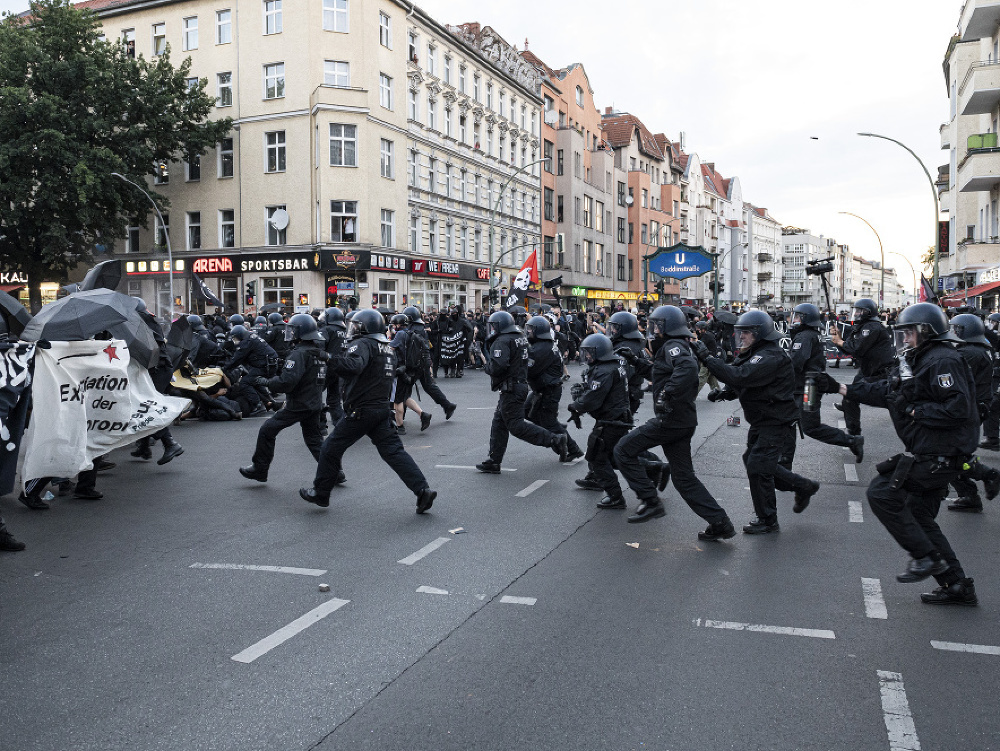 Demonštrantov v uliciach Berlína musela tíšiť polícia 