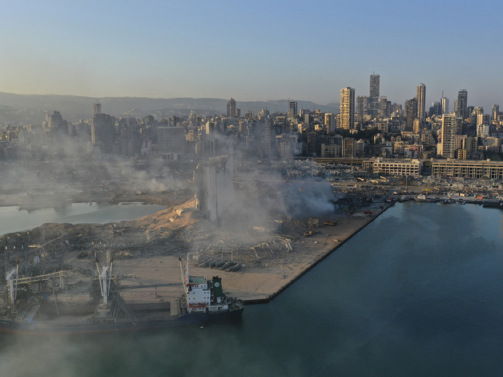 Výbuchy v prístave v Bejrúte spôsobili poriadne škody.
