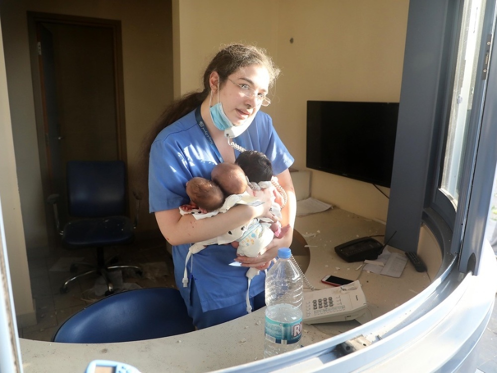 Zdravotnej sestre sa podarilo zachrániť troch predčasne narodených novorodencov.