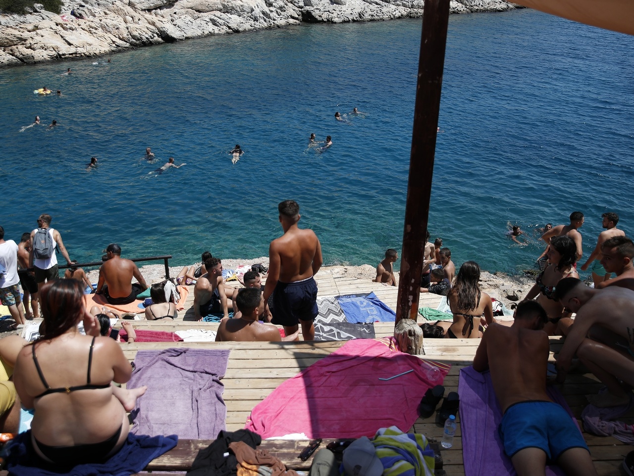 Do Grécka stále prichádza mnoho turistov