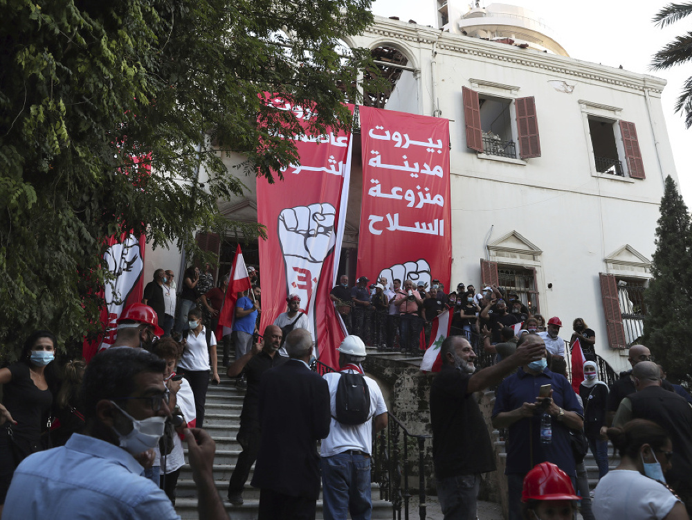 Protivládni demonštranti skandujú počas protestu pred libanonským ministerstvom zahraničných vecí v Bejrúte