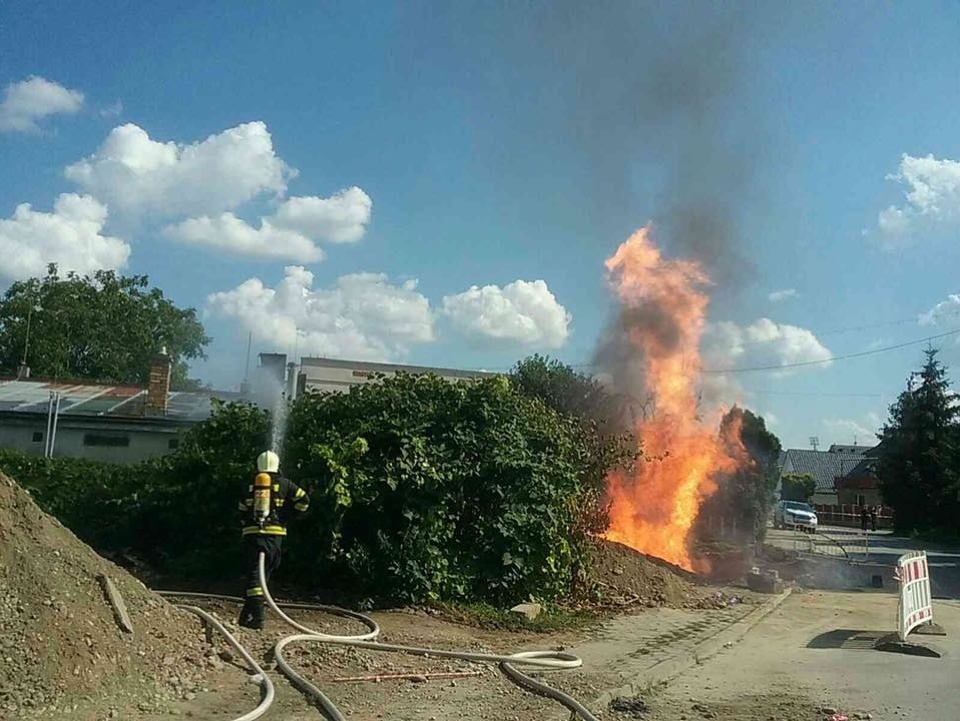 Hasiči zasahujú pri úniku plynu a požiari v Dubnici