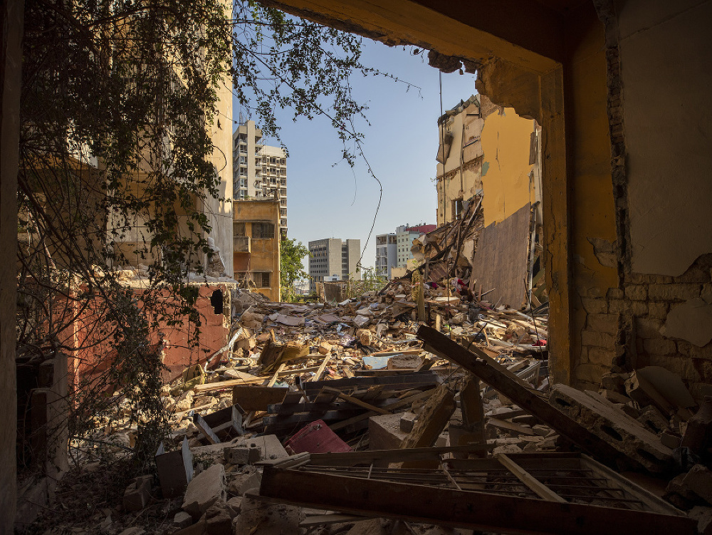 Pohľad na zničené budovy neďaleko miesta masívnych explózií v prístave v Bejrúte.