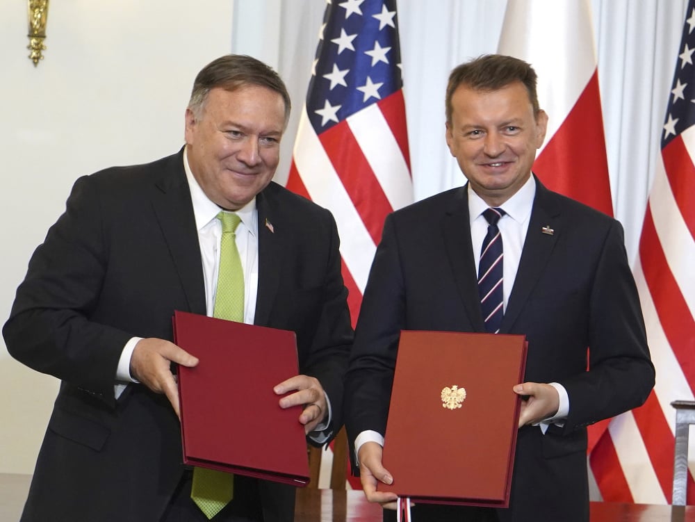 Americký minister zahraničných vecí Mike Pompeo (vľavo) a poľský minister obrany Mariusz Blaszczak