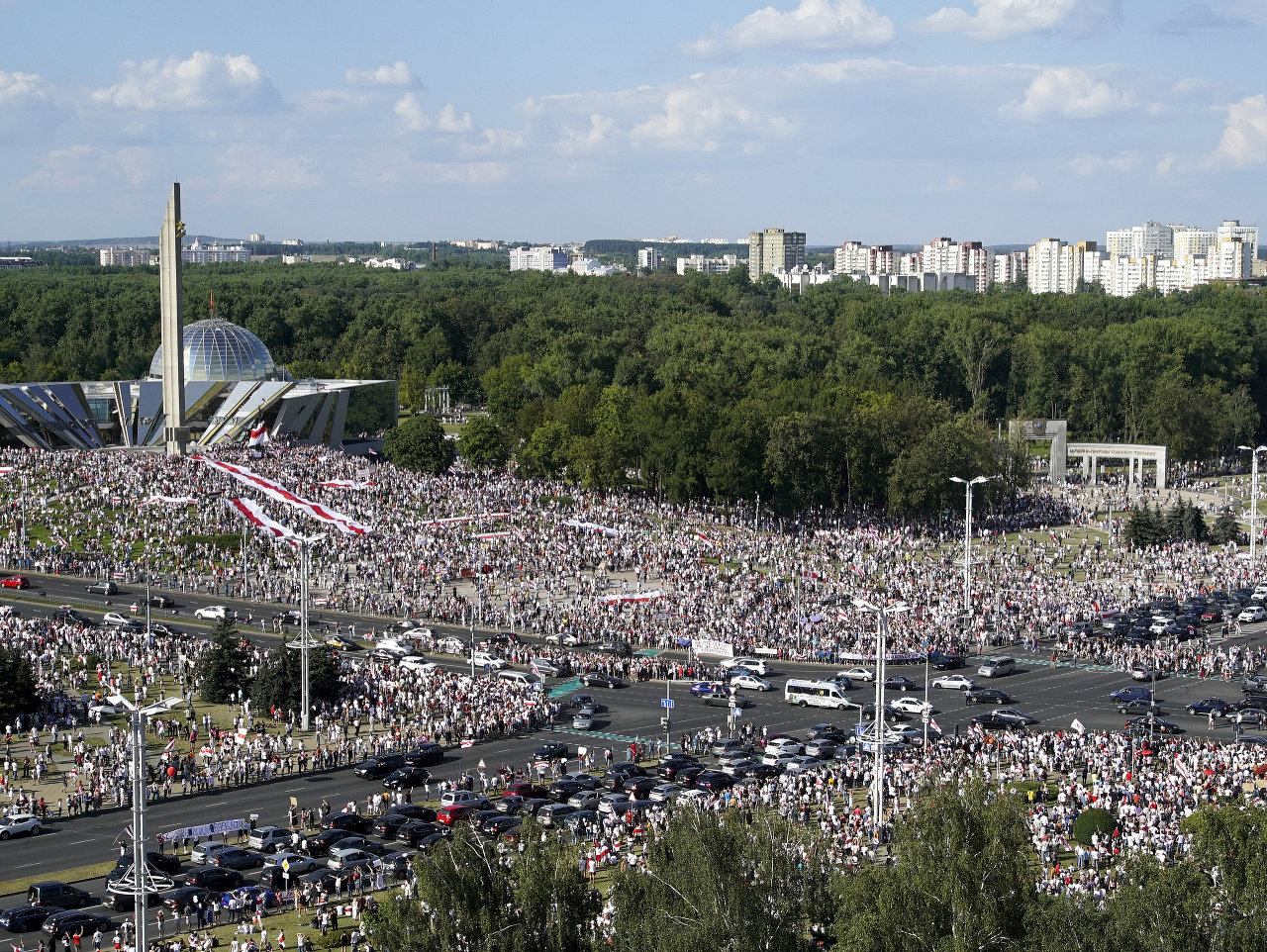 V Bielorusku vyšlo do ulíc okolo 200-tisíc ľudí. Zdroj: TASR/AP