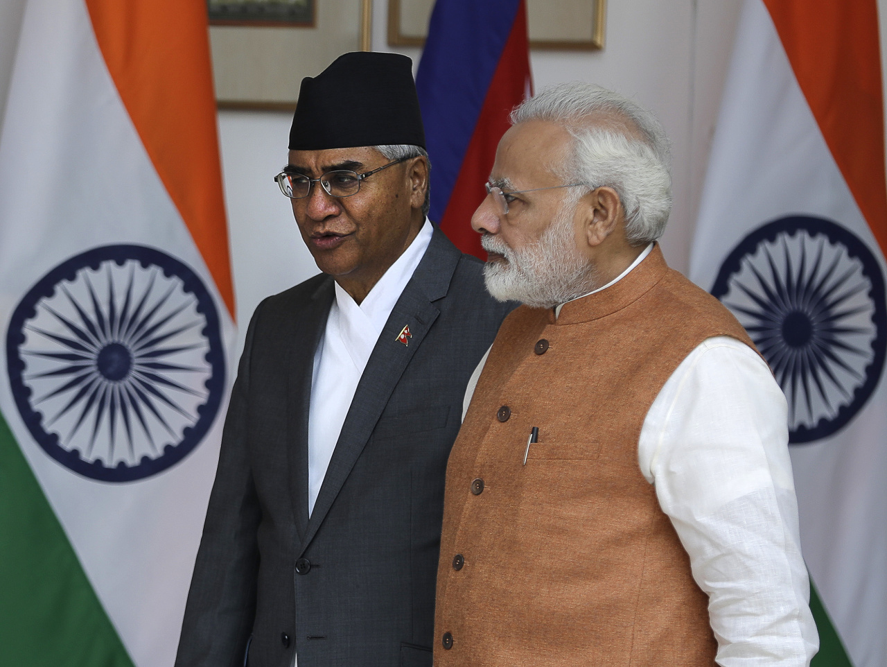 Nepálsky premiér Sher Bahadur Deuba a indický premiér Naréndra Módí