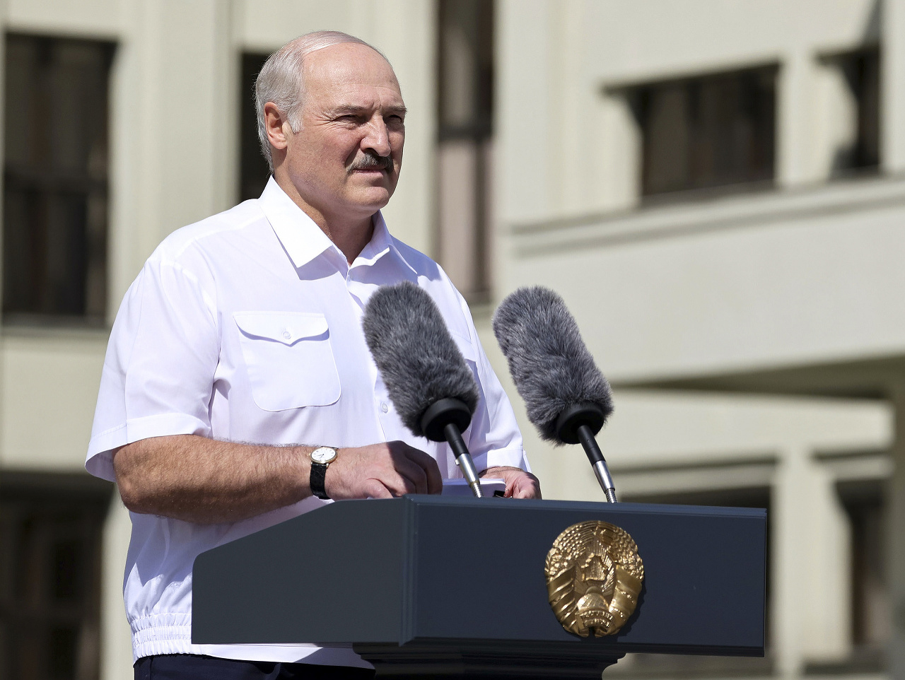 Na snímke bieloruský prezident Alexandr Lukašenko hovorí k svojim stúpencom.