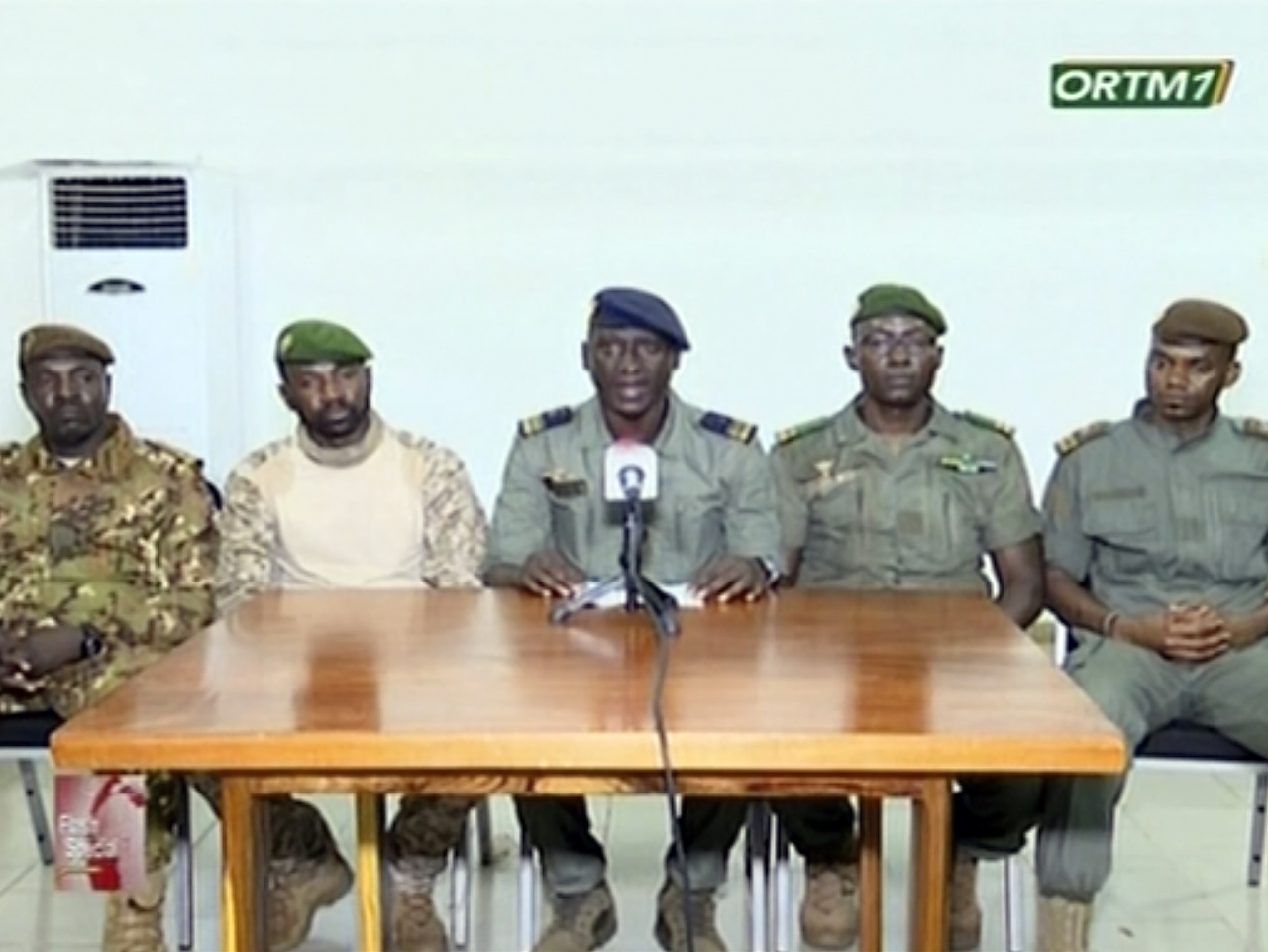Vojaci na Mali uniesli prezidenta a prebrali moc