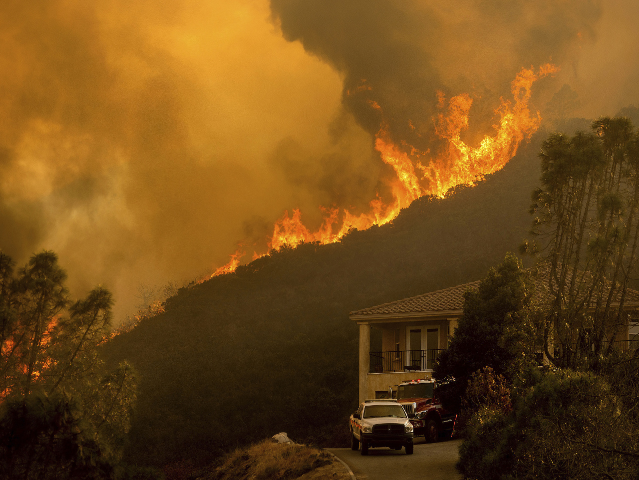 Kaliforniu opäť trápia rozsiahle požiare, dym siaha na kilometre ďaleko