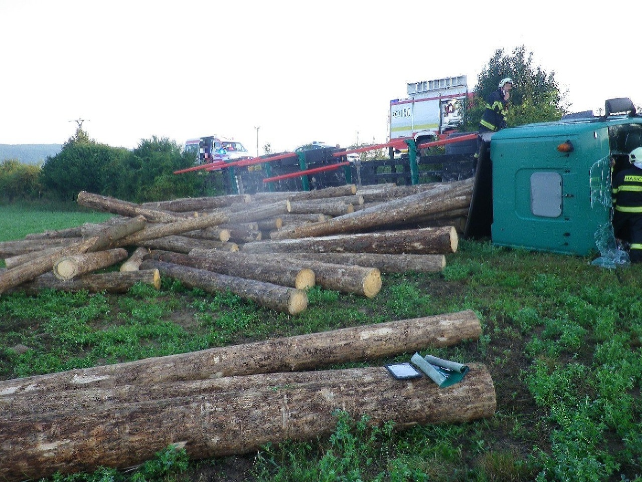 Hasiči z Bánoviec nad Bebravou zasahovali vo štvrtok ráno pri dopravnej nehode v katastri obce Brezolupy v Bánovskom okrese. Prevrátil sa tam kamión s drevom.