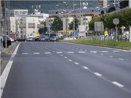 Na Bajkalskej ulici v Bratislave sa vo štvrtok stali dve dopravné nehody