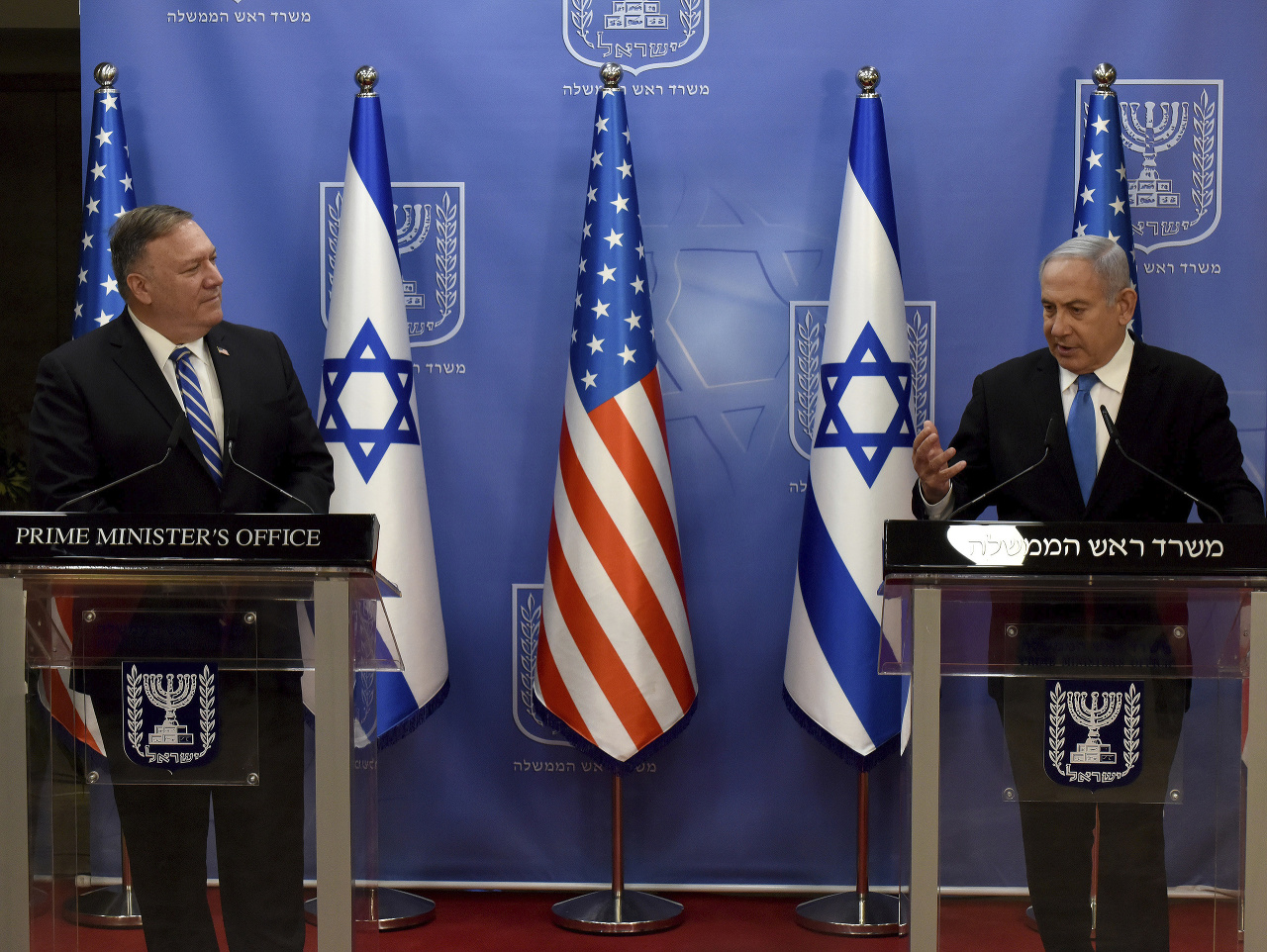 Americký šéf diplomacie Mike Pompeo (vľavo) a izraelský premiér Benjamin Netanjahu počas spoločnej tlačovej konferencie v Jeruzaleme