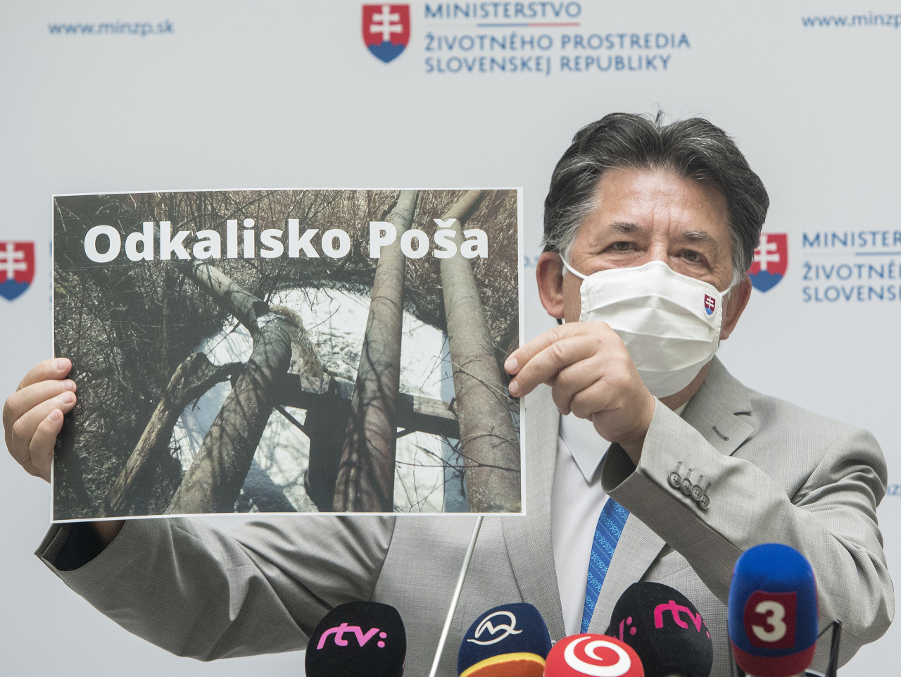 Na snímke minister životného prostredia SR Ján Budaj (OĽANO) počas brífingu na témú Iniciatíva proti envirokriminalite