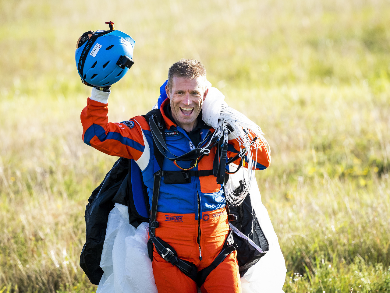 Švajčiarsky parašutista Raphaël Domjan ako prvý na svete zoskočil s padákom z lietadla na solárny pohon