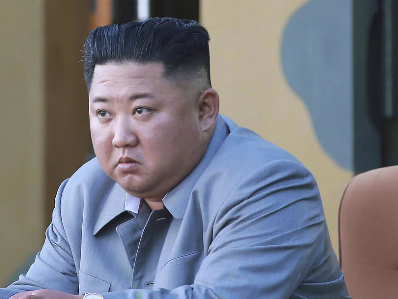 Kim Čong-un počas zasadnutia politbyra vládnucej strany upozornil na reakcie krajiny v súvislosti s koronavírusom a tajfúnom, ktorý má KĽDR zasiahnuť vo štvrtok.