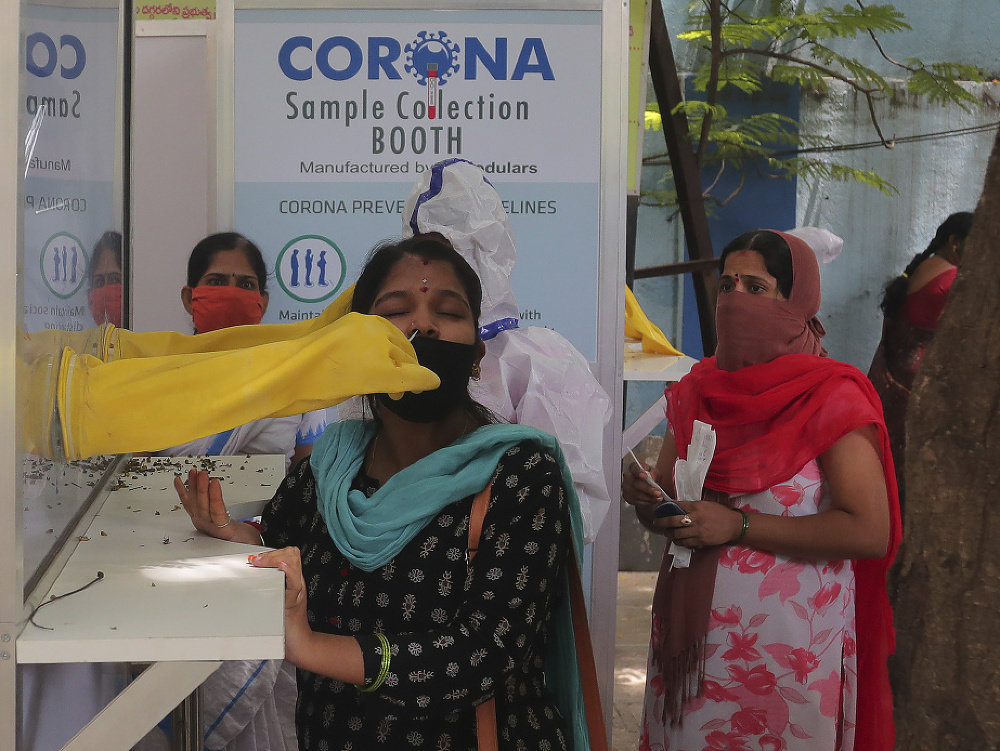 Zdravotný pracovník odoberá vzorky na ochorenie Covid-19 v indickom Hajdarabáde.