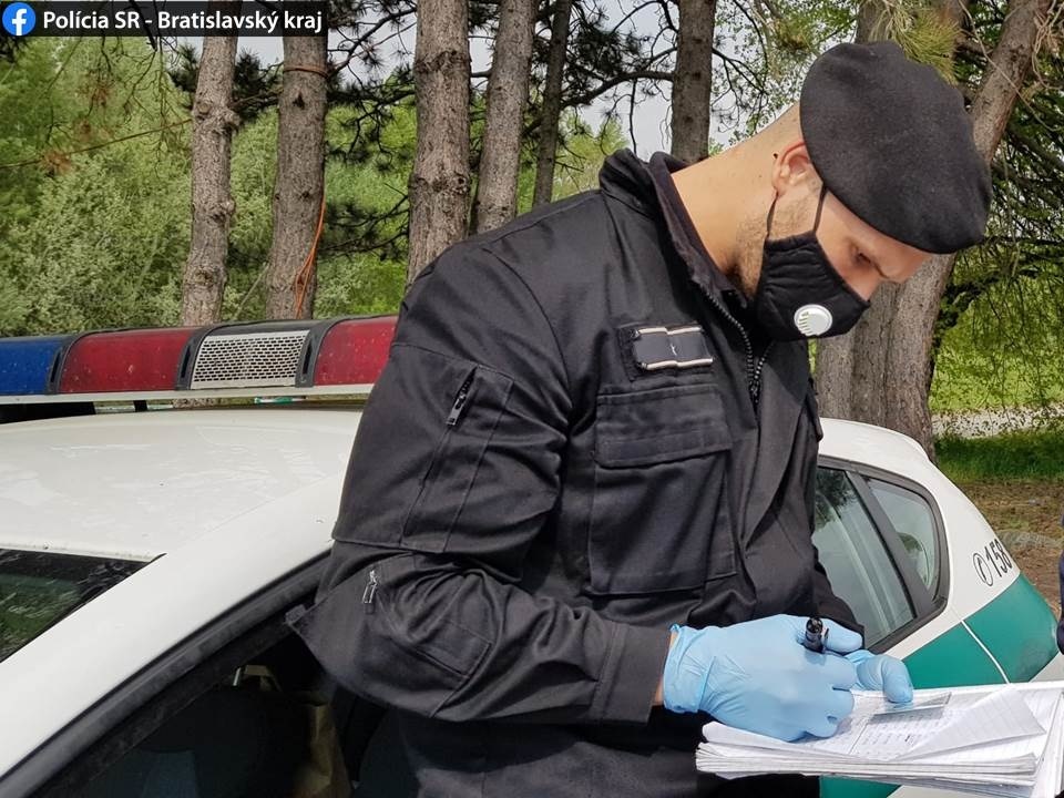 Polícia osobu pozitívnu na nový koronavírus porušujúcu karanténu nahlásila RÚVZ
