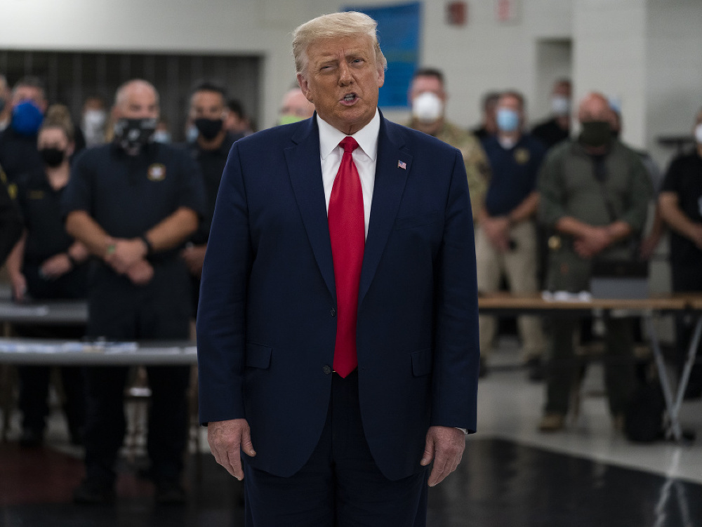 Americký prezident Donald Trump v utorok počas návštevy protestmi zasiahnutého mesta Kenosha 