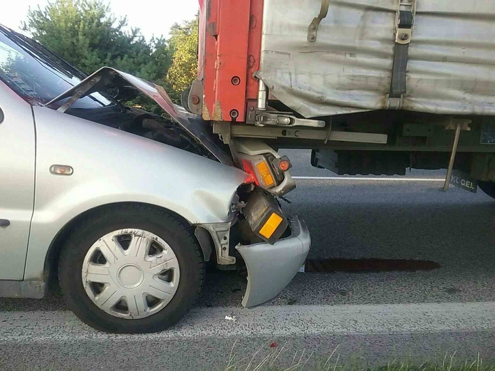 Hasiči zasahovali pri dopravnej nehode osobného auta s kamiónom pri obci Dojč.