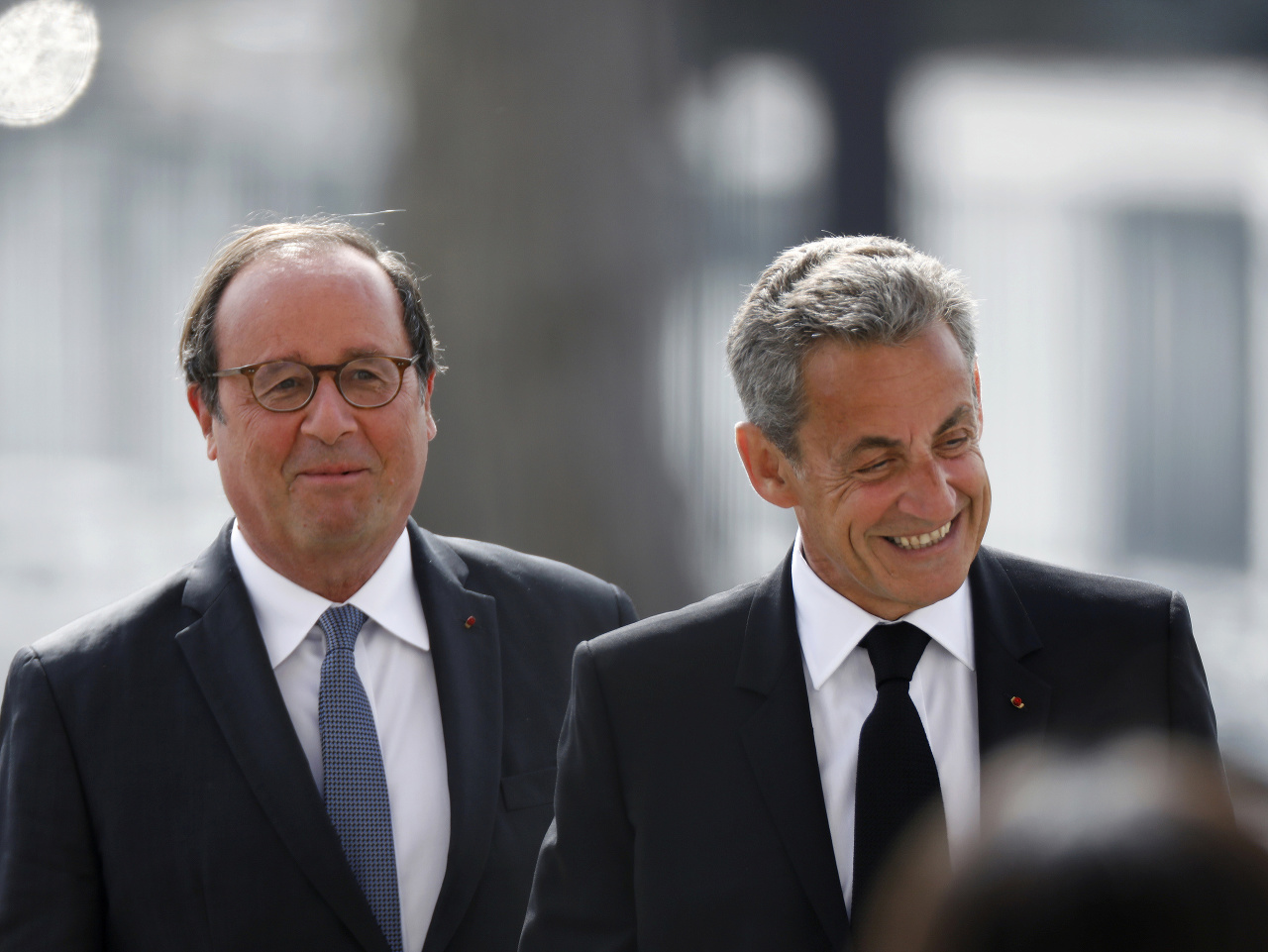 Bývalí francúzski prezidenti Francois Hollande a Nicolas Sarkozy
