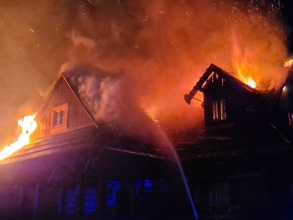 Hasiči zasahovali pri požiari drevenej chaty v obci Ždiar