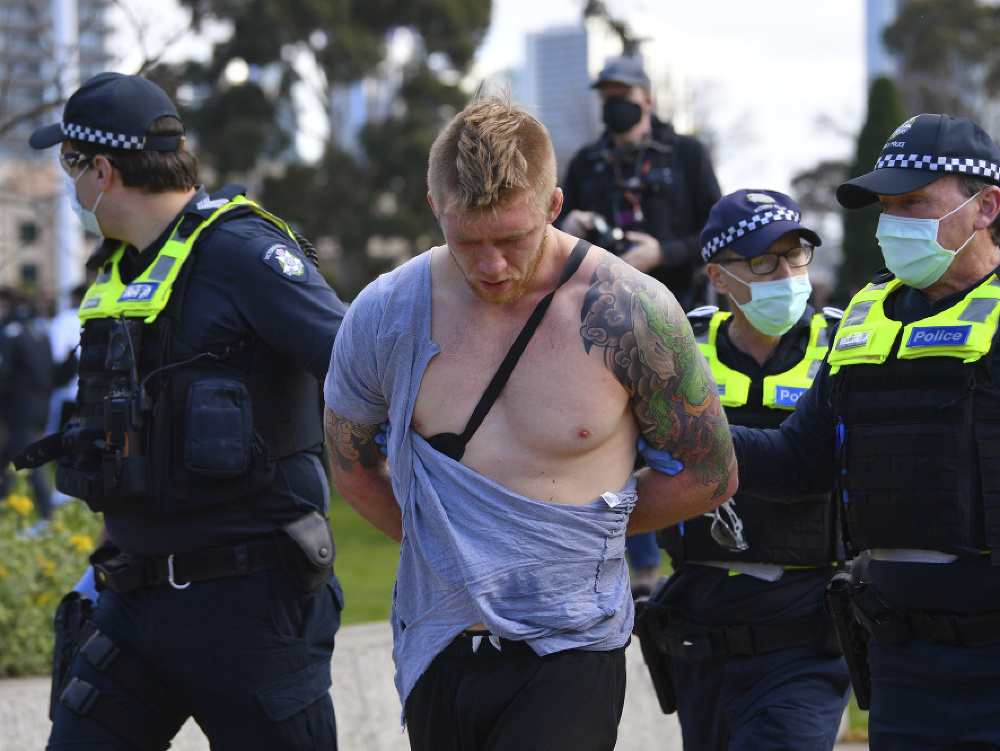 Na nepovolených protestoch proti obmedzeniam v Austrálii sa zatýkalo
