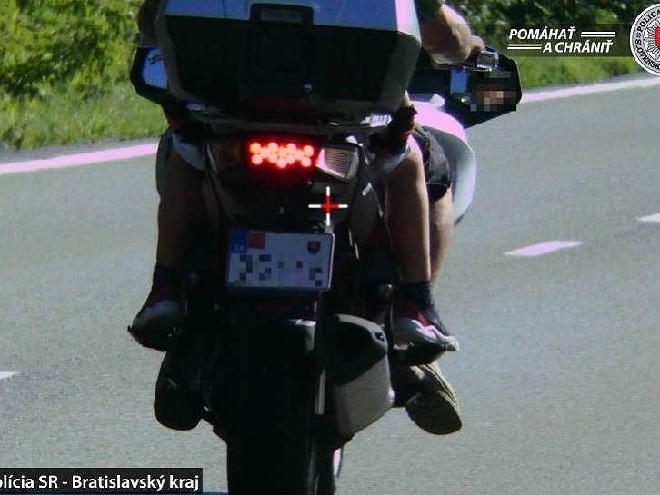  Motocyklista bez ochranného odevu šiel vyše 120 km/h