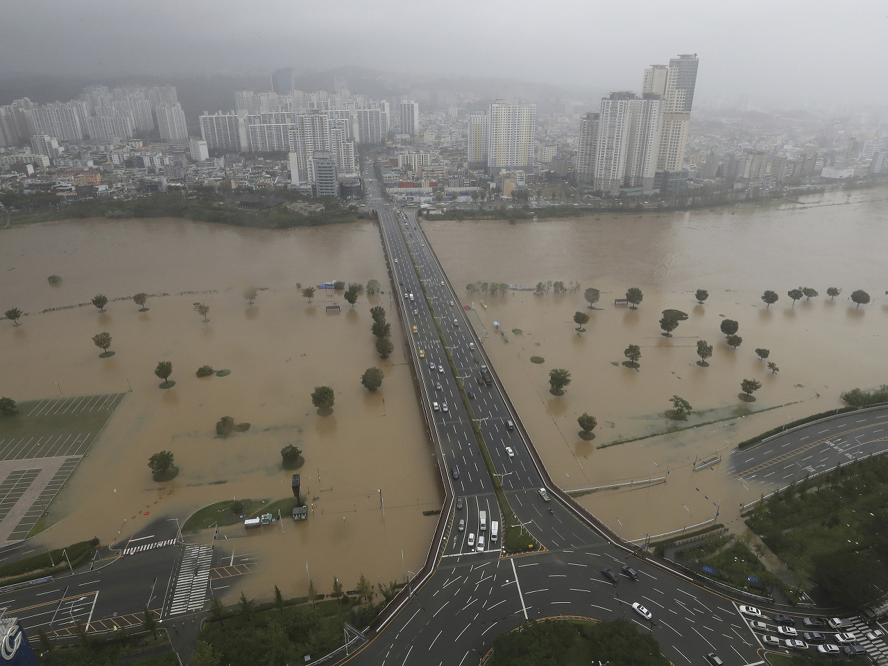 Tajfún Haišen smeruje ku Kórei po tom, ako zasiahol Japonsko