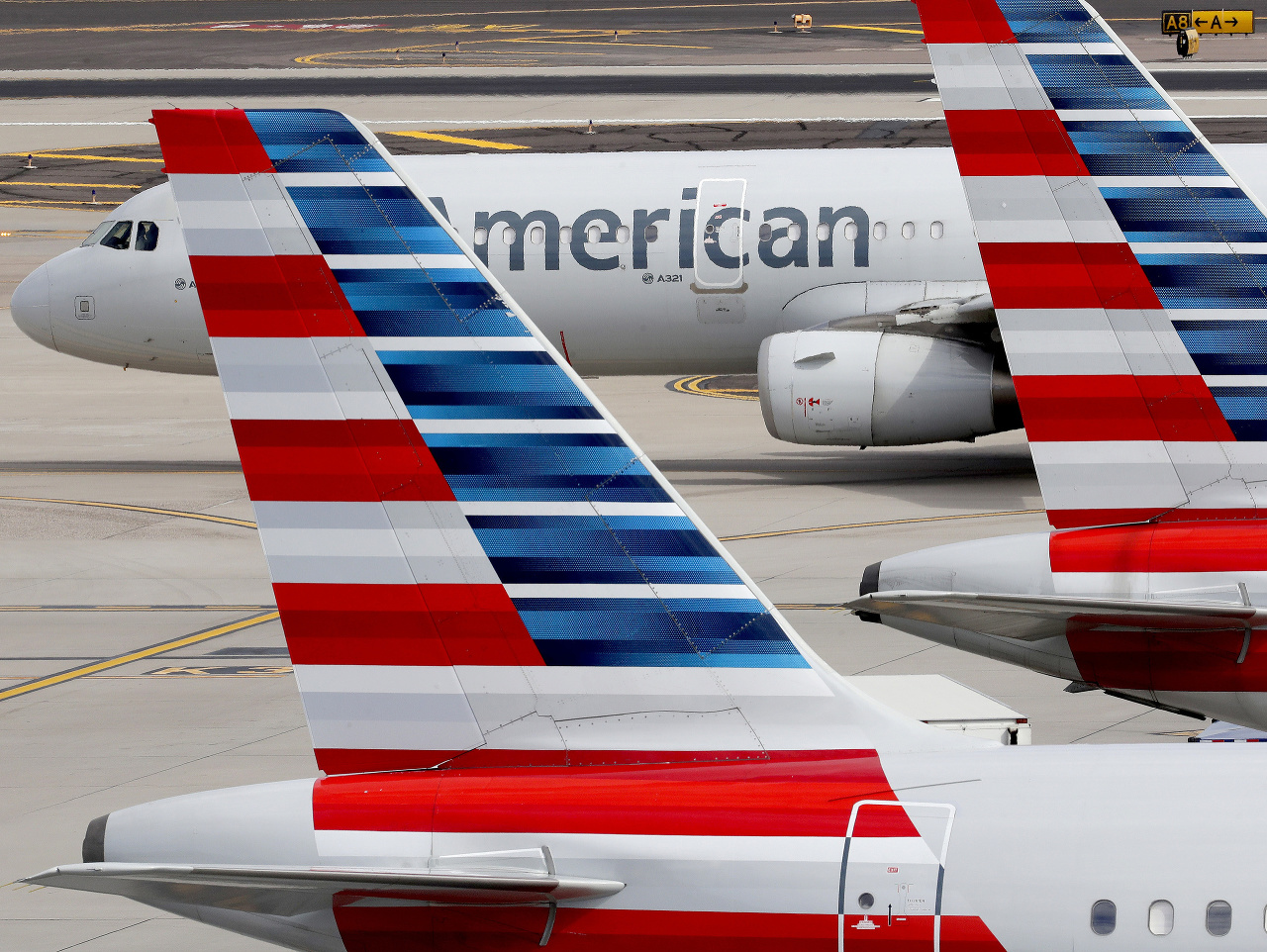 American Airlines povolila letuškám a stevardom nosiť odznaky Black Lives Matter.
