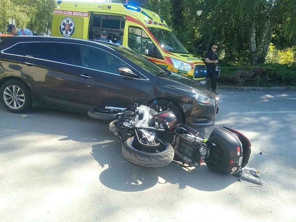 V Žiline sa zrazila motorka s autom