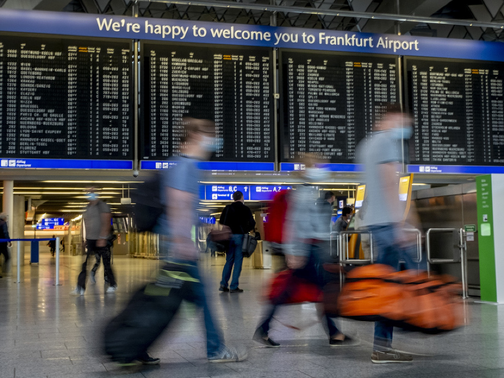 Cestujúci kráčajú na letisku vo Frankfurte nad Mohanom.