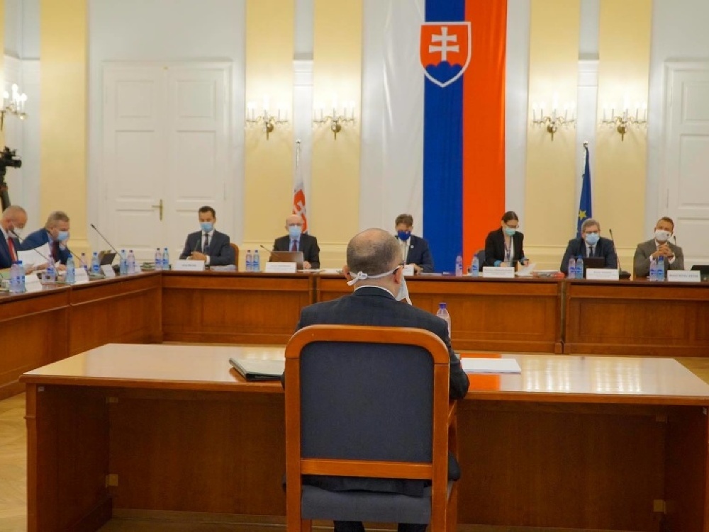 Verejné vypočúvanie sa koná v historickej budove Národnej rady (NR) SR na Župnom námestí v Bratislave.